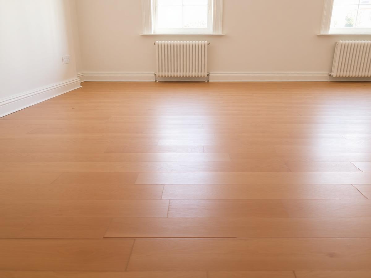 Neu verlegter Holzboden mit Sockelleisten in einem hellen Raum